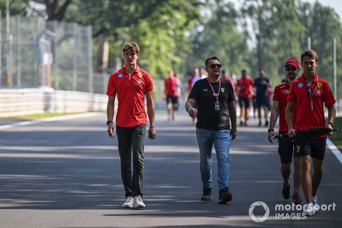 Oliver Bearman, percorre a pista 