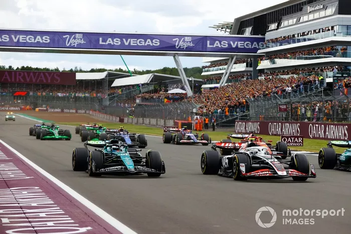 Nico Hulkenberg, Haas VF-24, Lance Stroll, Aston Martin AMR24, Charles Leclerc, Ferrari SF-24, le reste du peloton au départ