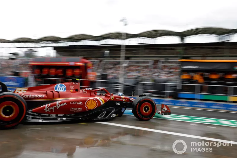 Carlos Sainz, Ferrari SF-24, garajdan ayrılıyor