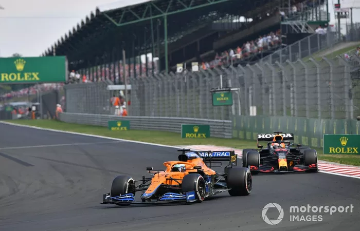 Daniel Ricciardo, McLaren MCL35M, Max Verstappen, Red Bull Racing RB16B