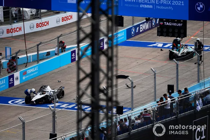 Los oficiales de pista asisten a los coches dañados de Edoardo Mortara, Venturi Racing, Silver Arrow 02, y Mitch Evans, Jaguar Racing, Jaguar I-TYPE 5