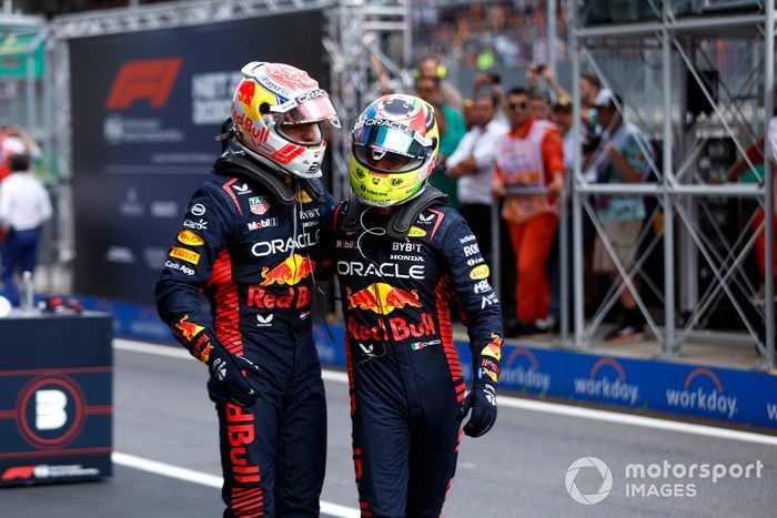 Max Verstappen, Red Bull Racing, 1ª posición, Sergio Pérez, Red Bull Racing, 3ª posición, se felicitan mutuamente en Parc Ferme