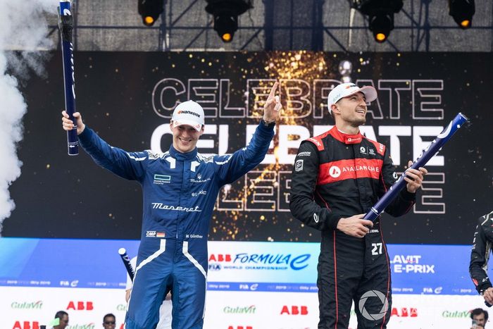 Ganador Maximilian Gunther, Maserati Racing, Jake Dennis, Andretti Autosport, 2ª posición, celebran con cañones de confeti en el podio.