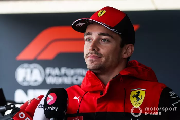 Charles Leclerc, Ferrari, habla con los medios de comunicación