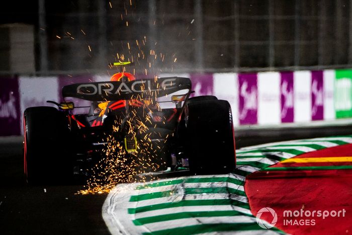 Chispas salen del coche de Sergio Pérez, RB18 Red Bull Racing 