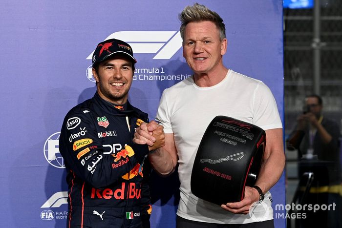 Sergio Pérez, de Red Bull Racing, recibe el premio Pirelli Pole Position de manos del Gordon Ramsay