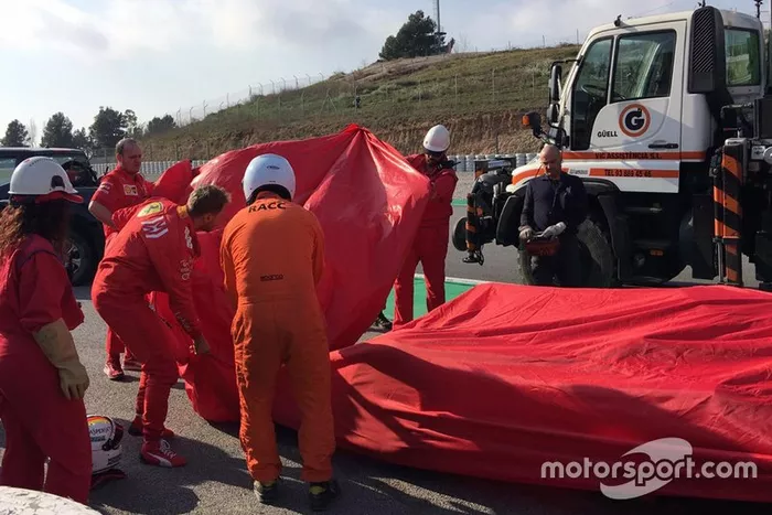 Sebastian Vettel, Ferrari SF90 detenido a un lado de la pista
