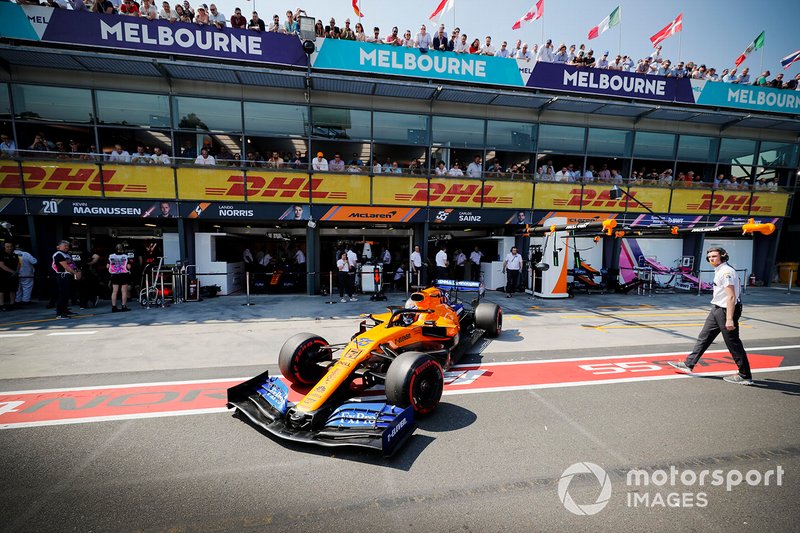Carlos Sainz Jr., McLaren MCL34, quitte son stand