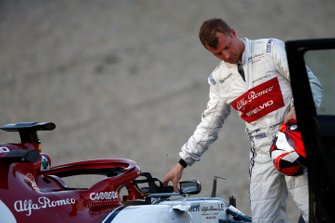 Kimi Raikkonen, Alfa Romeo Racing C38 stops on track