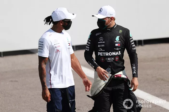 Ganador de la pole Lewis Hamilton, Mercedes-AMG Petronas F1, segundo Valtteri Bottas, Mercedes-AMG Petronas F1