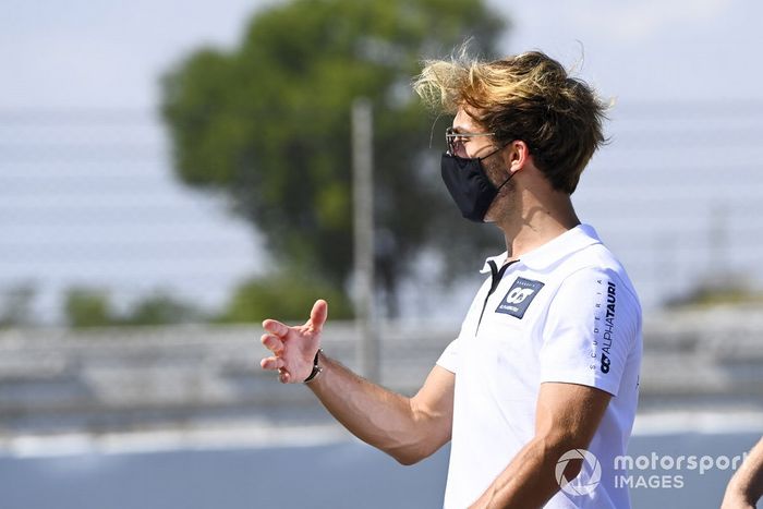 Pierre Gasly, AlphaTauri camina por la pista