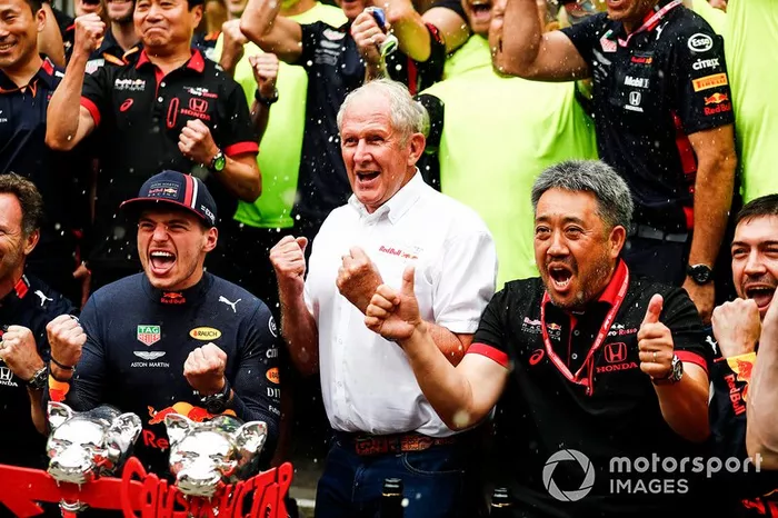 Max Verstappen, Red Bull Racing, 1ª posición, Helmut Marko, Consultor, Red Bull Racing, Masashi Yamamoto, Director General de Honda Motorsport, y el equipo Red Bull celebran la victoria.