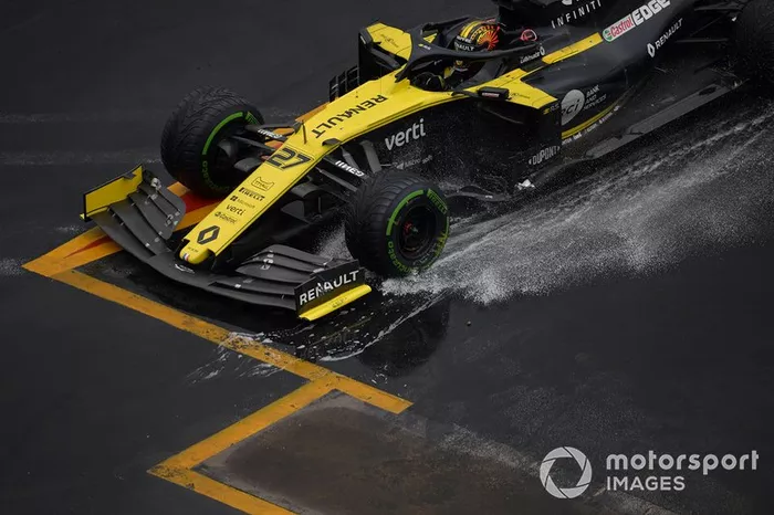 O carro da Renault escorregou...