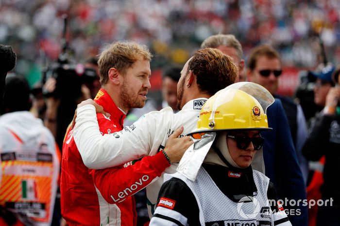 Sebastian Vettel, Ferrari, felicita al campeón mundial Lewis Hamilton, Mercedes AMG F1, en el Parc Ferme