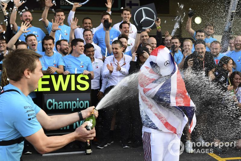 Lewis Hamilton, Mercedes AMG F1 fête le titre avec son équipe