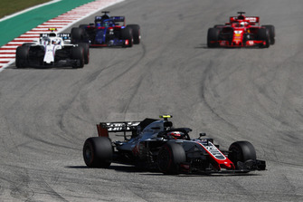 Kevin Magnussen, Haas F1 Team VF-18, devant Sergey Sirotkin, Williams FW41, Brendon Hartley, Toro Rosso STR13, et Sebastian Vettel, Ferrari SF71H