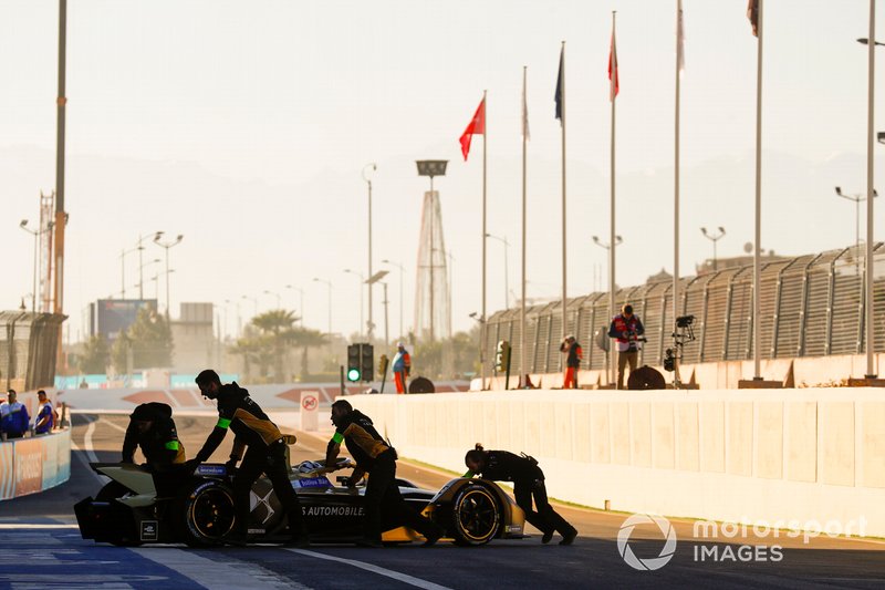 Mechanics return Andre Lotterer, DS TECHEETAH, DS E-Tense FE19, to the garage
