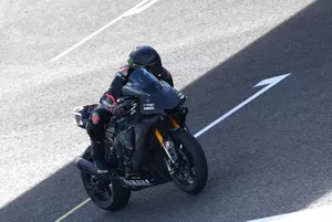Lewis Hamilton prova la Yamaha Superbike