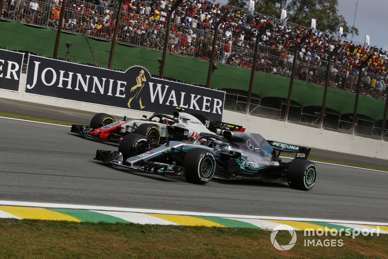 Kevin Magnussen, Haas F1 Team VF-18 et Valtteri Bottas, Mercedes AMG F1 W09 EQ Power+ en lutte