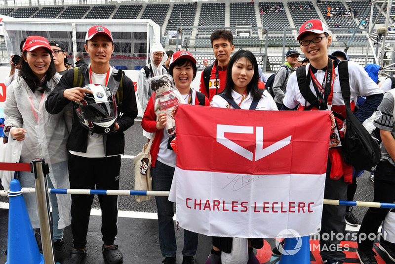 Charles Leclerc, Sauber fans and banner