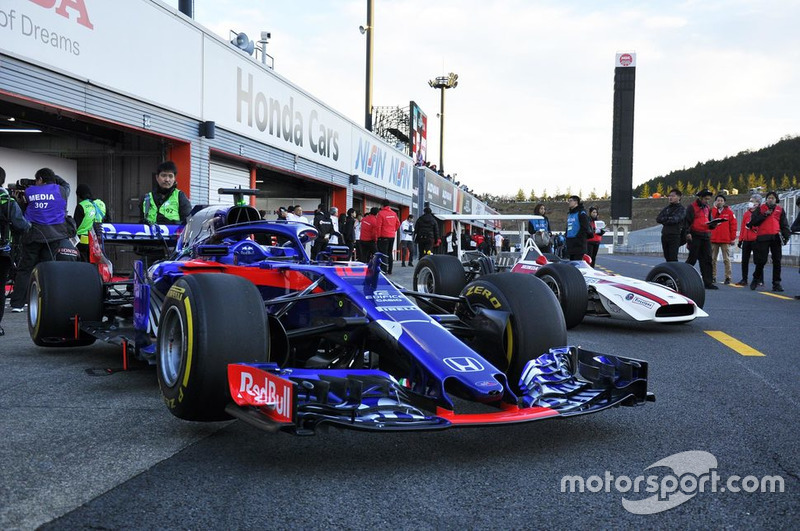 Toro Rosso-Honda STR 13 та Honda RA 301