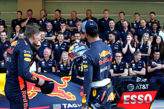 Max Verstappen, Red Bull Racing ve Daniel Ricciardo, Red Bull Racing takım fotoğrafında