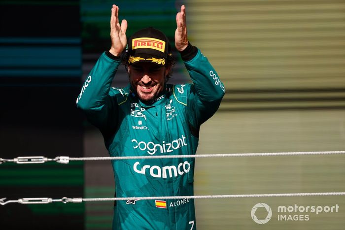 Fernando Alonso, Aston Martin F1 Team, 3ª posición, celebra en el podio
