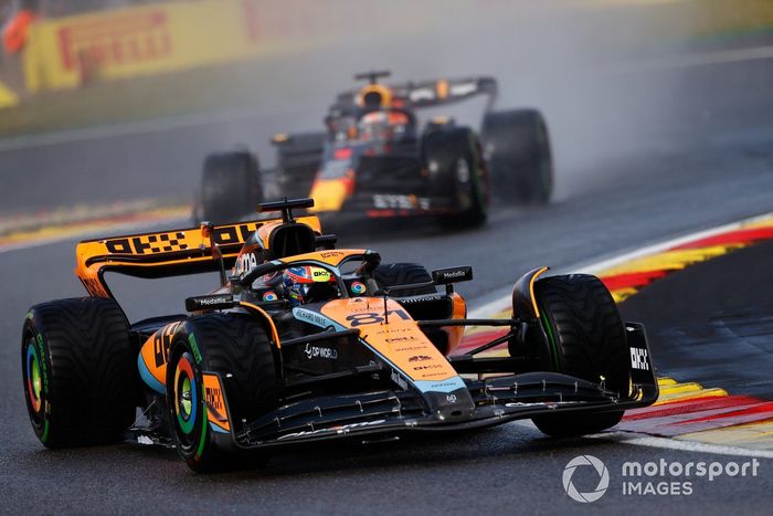 Oscar Piastri, McLaren MCL60, Max Verstappen, Red Bull Racing RB19