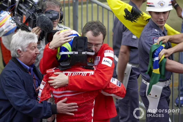 Stefano Domenicali, de Ferrari, y Herbie Blash, de la FIA consuelan a Felipe Massa tras la carrera
