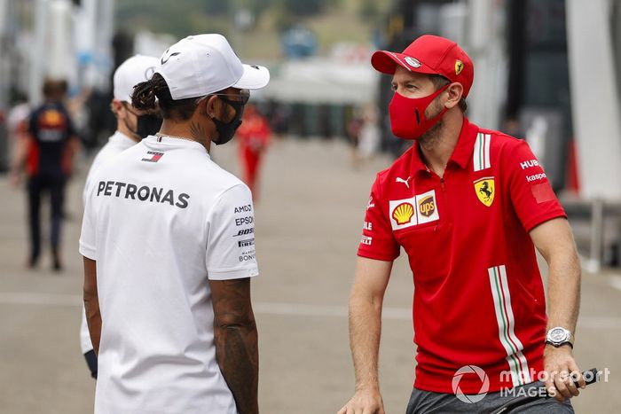 Lewis Hamilton, Mercedes-AMG F1 y Sebastian Vettel, Ferrari en el paddock