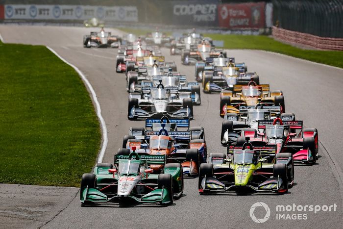 Colton Herta, Andretti Harding Steinbrenner Autosport Honda and Santino Ferrucci, Dale Coyne Racing with Vasser Sullivan Honda lead the field to the green flag