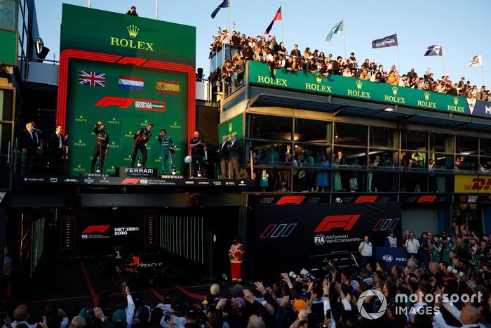 Lewis Hamilton, Mercedes-AMG, segundo, Fernando Alonso, Aston Martin F1 Team, tercero, Max Verstappen, ganador