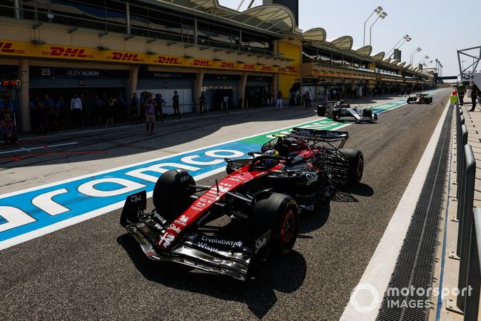 Zhou Guanyu, Alfa Romeo C43, in the pit lane