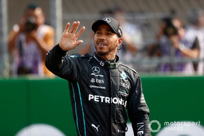 Lewis Hamilton, Mercedes AMG, saluda tras la clasificación