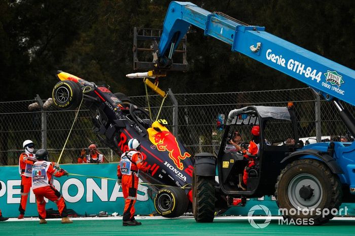 El coche de Alex Albon, Red Bull RB15 es removido después de un accidente en la FP2