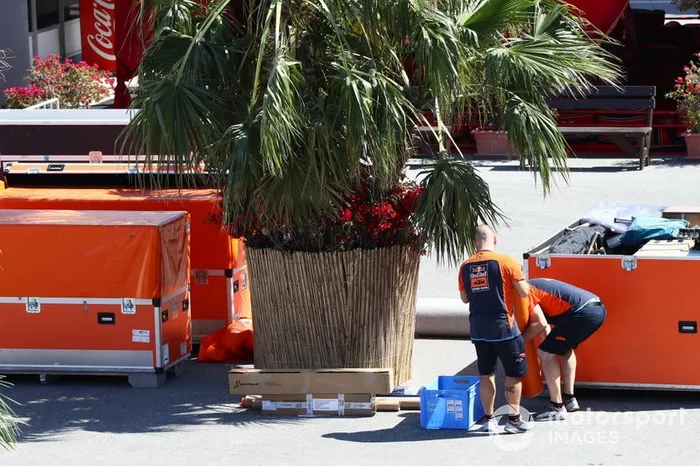 Los equipos de MotoGP empacando