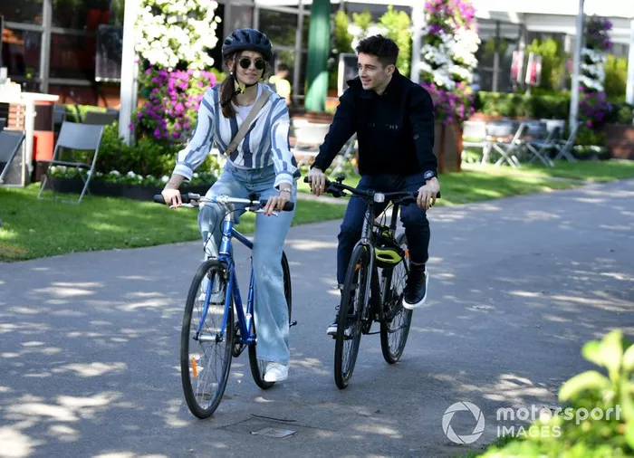Charles Leclerc, Ferrari, con su novia Charlotte Sine