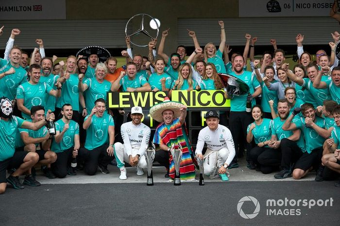 Lewis Hamilton, Mercedes AMG, 1ra posición, Tony Walton, Spares Co Ordinator, Mercedes AMG, Nico Rosberg, Mercedes AMG, 2da posición, y el equipo Mercedes AMG celebran un final 1-2