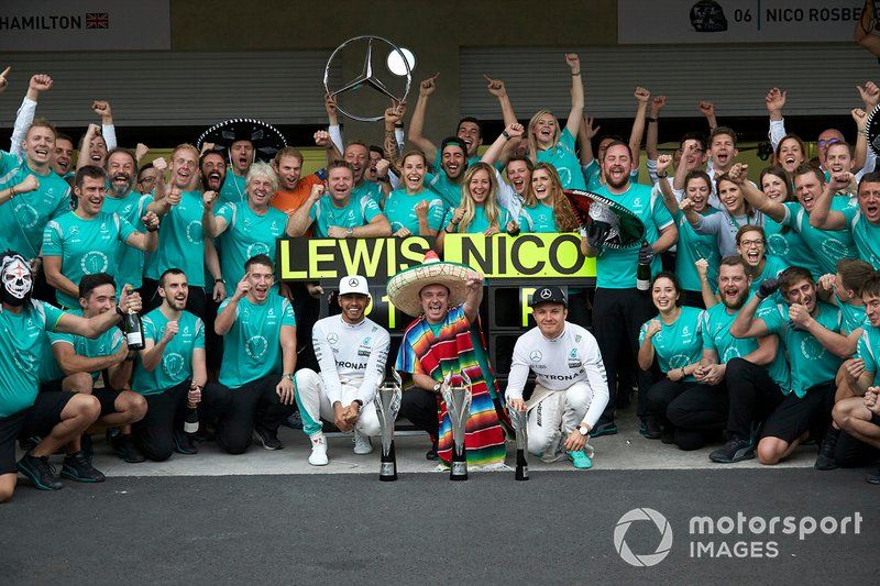 Lewis Hamilton, Mercedes AMG, 1ra posición, Tony Walton, Spares Co Ordinator, Mercedes AMG, Nico Rosberg, Mercedes AMG, 2da posición, y el equipo Mercedes AMG celebran un final 1-2