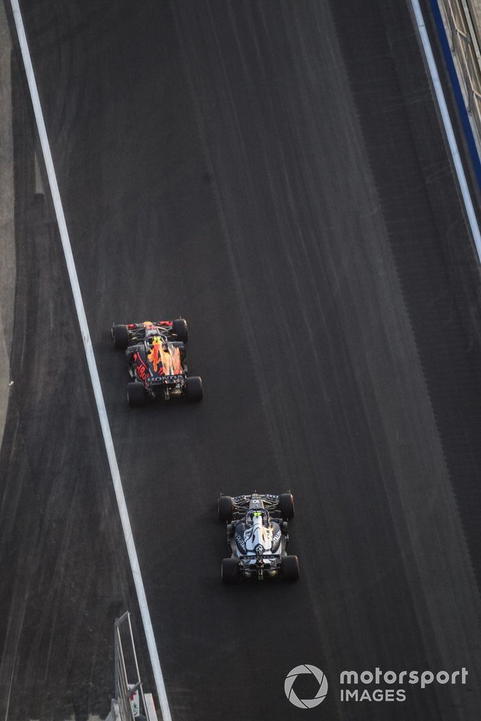 Sergio Pérez, Red Bull Racing RB16B, Pierre Gasly, AlphaTauri AT02