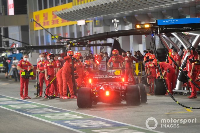 Charles Leclerc, Ferrari SF21, en pits