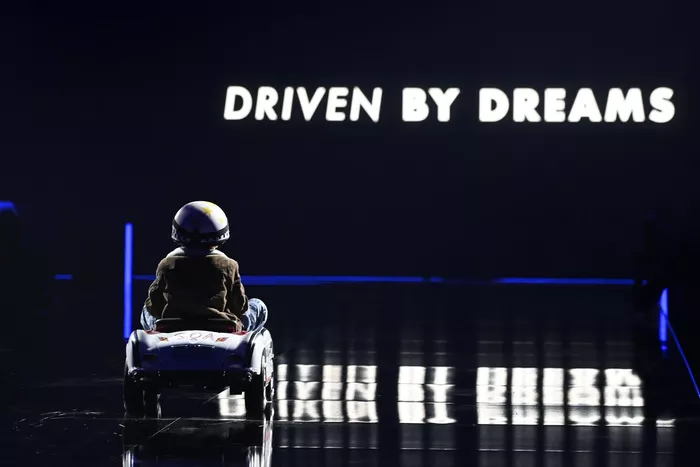 Un niño con un minicoche