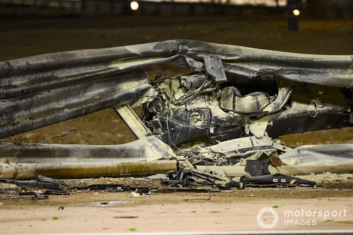 Daños en la barrera después de un accidente en la primera vuelta para Romain Grosjean, Haas F1