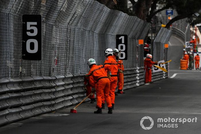 Oficiales limpian la pista