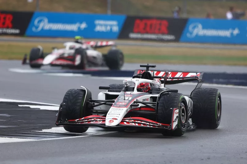 Esteban Ocon, Haas F1 Team, Oliver Bearman, Haas F1 Team