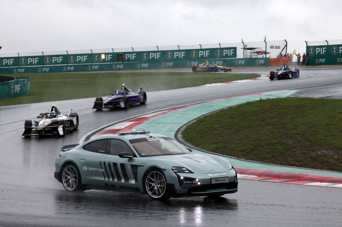 El Porsche Taycan Safety Car lidera la carrera