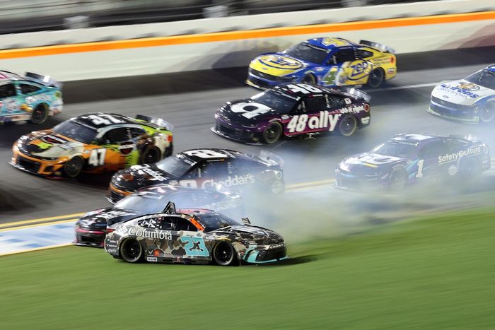 Bubba Wallace, 23XI Racing Toyota, Kyle Busch, Richard Childress Racing Chevrolet