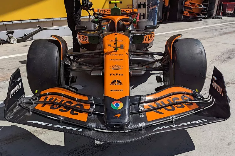 Détail de l'aile avant de la McLaren MCL38