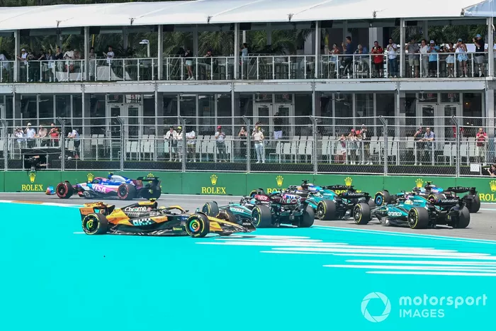 Lando Norris, McLaren MCL38, Lance Stroll, Aston Martin AMR24, Fernando Alonso, Aston Martin AMR24, y Sir Lewis Hamilton, Mercedes F1 W15, chocan en la salida del Sprint.