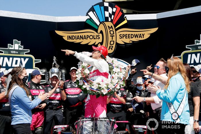 Ganador de la carrera Helio Castroneves, Meyer Shank Racing Honda celebran